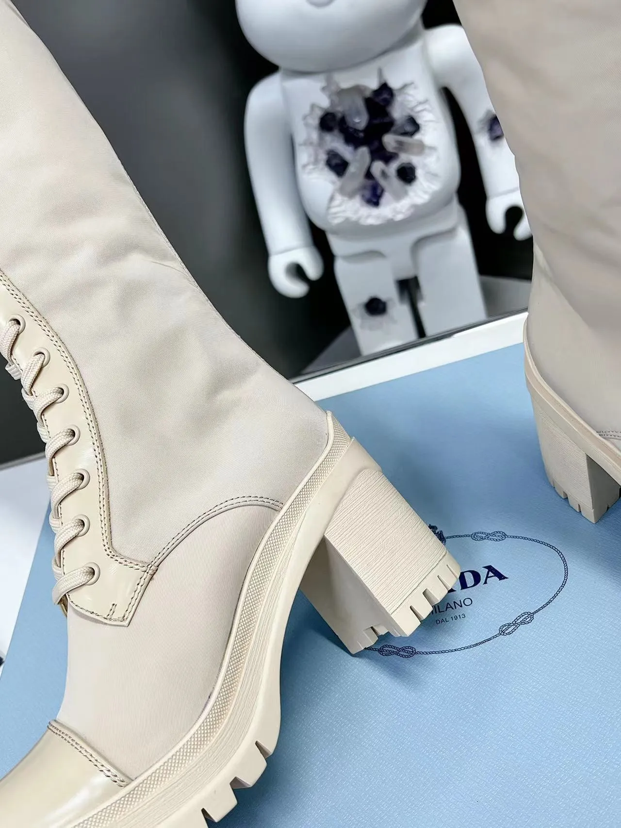 👟👟Ex-factory price 700👟👟 2022SSS re-launches the new and newest boot length of Poundala —————————— 💥PRADA’s spring morning T catwalk show is the same model "Dream City Night". Prada can focus on the right scene. It has a fresh breeze with a sense of luxury. It is perfect on the feet. 💃💃 Wear it with the matching shoes. It is elegant and high-quality, crystal clear and has various qualities. The materials are uniquely designed by the company and must be zero-edged. The entire series is full of exciting and interesting combinations of exterior elements. Different materials and textured fabrics express a strong artistic flavor. You can slightly appreciate the changing styles of Prada girls. 1⃣Upper: matte glossy open edge scarlet, 2⃣Lining: imported sheepskin lining 3⃣Outsole: original Italian large color original 4⃣🔺original foot pads, size female 35M-40M